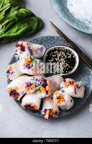 Vietnamesische Reispapier Brötchen mit frischem Gemüse und Garnelen mit Soja Sauce serviert. Gesunde vegetarische Vorspeise. Asiatische Küche essen Stockfoto