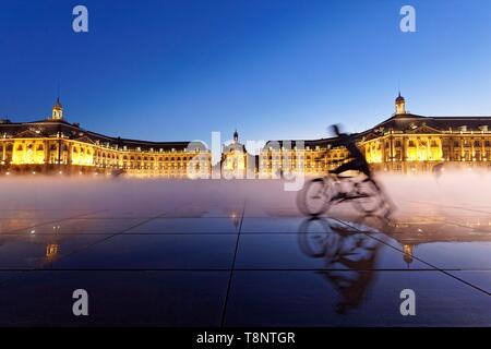 Frankreich, Gironde, Bordeaux, Bereich Weltkulturerbe der UNESCO, Saint-Pierre Bezirk, Place De La Bourse, die reflektierenden Pool von 2006 und Verwaltungs- Stockfoto