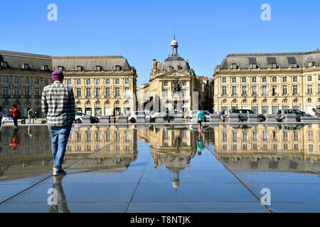 Frankreich, Gironde, Bordeaux, als Weltkulturerbe der UNESCO, Saint Pierre district, Place de la Bourse (Platz des Bourse), die einen reflektierenden Pool Stockfoto