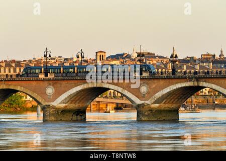 Frankreich, Gironde (33), Bordeaux, Zone classée Patrimoine Mondial de l'Unesco, Pont de Pierre auf die Garonne, Ziegel und Stein Bogenbrücke inaugura Stockfoto