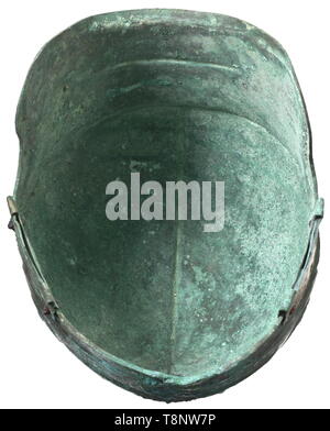 Eine Chalkidian Helm und ein paar Grieben, 4./5. Jahrhundert v. Chr. Bronze. Der Schädel mit einem zentralen Bergrücken und ein ausgeprägt konturierten Giebel, mit PALMETTE eingerichtet, auf der Stirn. Die Giebel in einem großen Spirale Spirale auf jeder Seite. Groß, stark offset Hals-Guard, mit einem querliegenden Verstärkung ausbuchtung und ein Offset von RIM. Genieteten Scharniere für die gebogenen cheekpieces, fragmentarischen Pins für die Anlage. Höhe 24 cm, mit dem cheekpieces 28 cm. Gewicht 876 g. Grün - rotbraune Patina. Die gesamte Helm in wunderbaren metallischen Konservierung, lediglich eine kleine ve, Additional-Rights - Clearance-Info - Not-Available Stockfoto