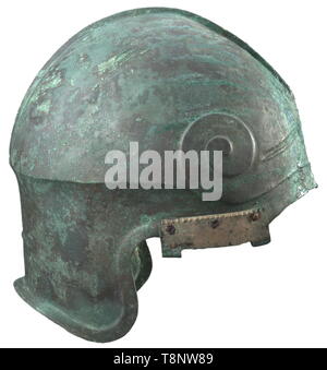 Eine Chalkidian Helm und ein paar Grieben, 4./5. Jahrhundert v. Chr. Bronze. Der Schädel mit einem zentralen Bergrücken und ein ausgeprägt konturierten Giebel, mit PALMETTE eingerichtet, auf der Stirn. Die Giebel in einem großen Spirale Spirale auf jeder Seite. Groß, stark offset Hals-Guard, mit einem querliegenden Verstärkung ausbuchtung und ein Offset von RIM. Genieteten Scharniere für die gebogenen cheekpieces, fragmentarischen Pins für die Anlage. Höhe 24 cm, mit dem cheekpieces 28 cm. Gewicht 876 g. Grün - rotbraune Patina. Die gesamte Helm in wunderbaren metallischen Konservierung, lediglich eine kleine ve, Additional-Rights - Clearance-Info - Not-Available Stockfoto