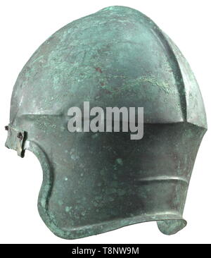 Eine Chalkidian Helm und ein paar Grieben, 4./5. Jahrhundert v. Chr. Bronze. Der Schädel mit einem zentralen Bergrücken und ein ausgeprägt konturierten Giebel, mit PALMETTE eingerichtet, auf der Stirn. Die Giebel in einem großen Spirale Spirale auf jeder Seite. Groß, stark offset Hals-Guard, mit einem querliegenden Verstärkung ausbuchtung und ein Offset von RIM. Genieteten Scharniere für die gebogenen cheekpieces, fragmentarischen Pins für die Anlage. Höhe 24 cm, mit dem cheekpieces 28 cm. Gewicht 876 g. Grün - rotbraune Patina. Die gesamte Helm in wunderbaren metallischen Konservierung, lediglich eine kleine ve, Additional-Rights - Clearance-Info - Not-Available Stockfoto