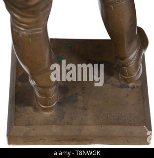 Eine Bronzeskulptur von Adolf Hitler - Theodor Kärner Stehende Figur, aufrecht in contrapposto, mit dem Eisernen Kreuz 1.Klasse und die Wunde, Abzeichen sowie der Adler auf die Krawatte, die eine Rolle in der rechten Hand. Bronze, leicht bestoßen, unterzeichnet auf dem Sockel "T. KÄRNER MÜNCHEN'. Gesamthöhe 40 cm. Ausdrucksstarke Figur von Professor Theodor Kärner (1884 - 1966), berühmt vor allem für seine Entwürfe wurde als künstlerischer Leiter des Allacher Porzellanmanufaktur. USA - Los, Seite 5 Siehe. historischen, historische, 20. Jahrhundert, 1930S, 1940s, Bildende Künste, Kunst, NS, Nationalsozialismus, Nationalsozialismus, Editorial-Use - Nur Stockfoto