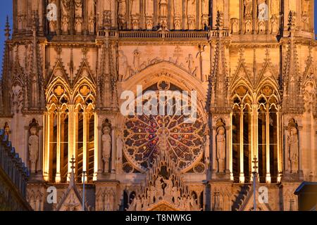 Frankreich, Paris, Reims, Kathedrale Notre Dame, die als Weltkulturerbe von der UNESCO, der westlichen Fassade aufgeführt, Rosette und Krönung der Jungfrau auf der Stockfoto