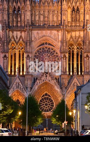 Frankreich, Paris, Reims, Kathedrale Notre Dame, die als Weltkulturerbe von der UNESCO, der westlichen Fassade aufgeführt, Rosette und Krönung der Jungfrau auf der Stockfoto