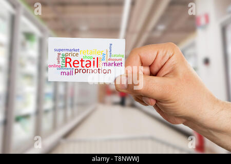 Sb-Warenhaus oder Supermarkt Mitarbeiter Mann, weiße Karte mit bunten Worten und großen Einzelhandel text closeup Stockfoto