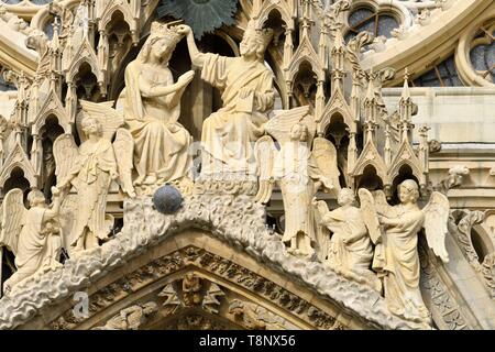 Frankreich, Paris, Reims, Kathedrale Notre Dame, als Weltkulturerbe von der UNESCO, der westlichen Fassade, Krönung der Jungfrau Maria auf dem Giebel Stockfoto