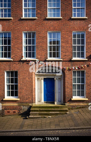 Perfekt proportionierte Georgischen vordere Tür und Fassade in Londonderry, Nordirland Stockfoto