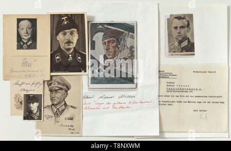 Eine Sammlung von 39 Autogramme von Knight's Cross Siegern durch Hitler Jugend Herbert Fetzer, einige Autogramme auf private Bilder, Hoffmann foto Postkarten, Zeitungsausschnitte usw. Unter diesen sind einige seltene Autographen: Rall und Krupinsky (zusammen auf einem Foto Postkarte), Leutnant Emil Wernig (auf ein eigenes Foto im Hochformat mit Tank destroyer Patch), Major (Oesau auf einem Hoffmann Foto Postkarte, SS-Rottenführer Mooymann auf einem Hoffmann Foto Postkarte, Major Philipp, Walter Nowotny, Kurt Ubben auf ein Foto Postkarte (mit einem Hinweis auf die Hitler Jugend), Feldmarschall Mannerhei, Editorial-Use - Nur kompiliert Stockfoto