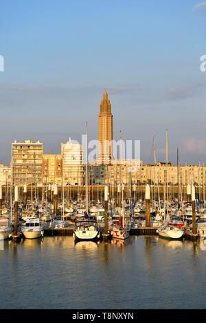 Frankreich, Seine Maritime, Le Havre, Stadt von Auguste Perret wieder aufgebaut als Weltkulturerbe von der UNESCO, Anse de Joinville, Marina mit dem Glockenturm von Stockfoto