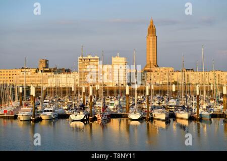 Frankreich, Seine Maritime, Le Havre, Stadt von Auguste Perret wieder aufgebaut als Weltkulturerbe von der UNESCO, Anse de Joinville, Marina mit dem Glockenturm von Stockfoto