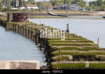 Die Überreste der alten Hayling-Island-Eisenbahnbrücke am Langstone Harbour, einem Teil des Chichester Harbour Stockfoto