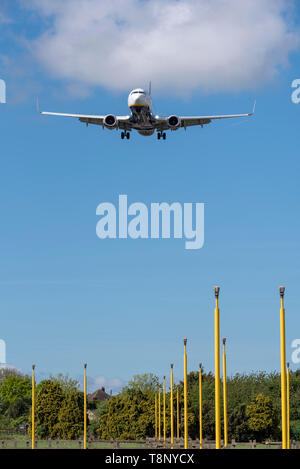 Ryanair Boeing 737 Jet Airliner Flugzeug auf Endrunden am Flughafen London Southend, Essex, UK zu landen. Über Ansatz leuchtet. Landescheinwerfer Stockfoto