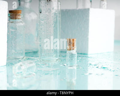 Wenige transparente Flaschen, Wasser spritzt. Leere Glasflaschen Stockfoto