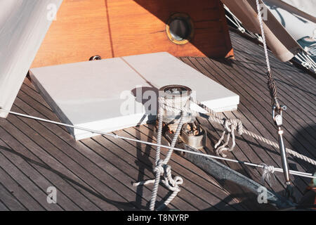 Winden und Seile auf Holz- Boot Deck, yacht Details Stockfoto