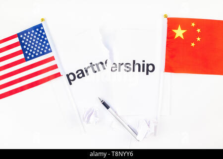Kreative, oben flach von China und USA-Flagge und zerbrochenen Partnerschaft Vertrag mit Stift und kopieren Sie Speicherplatz auf weißem Hintergrund im minimalistischen Stil. Konzept Stockfoto