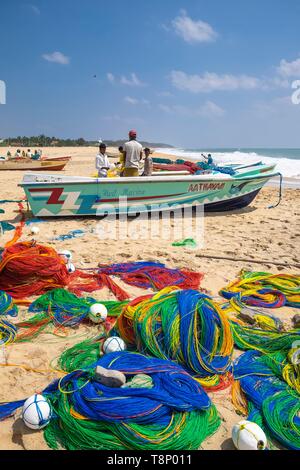 Sri Lanka, östlichen Provinz, Pottuvil, Arugam Bay, zurück aus Angeln auf pottuvil Strand Stockfoto