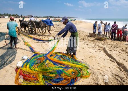 Sri Lanka, östlichen Provinz, Pottuvil, Arugam Bay, zurück aus Angeln auf pottuvil Strand Stockfoto