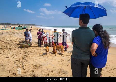 Sri Lanka, östlichen Provinz, Pottuvil, Arugam Bay, zurück aus Angeln auf pottuvil Strand Stockfoto