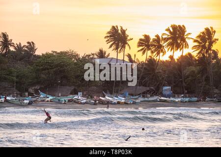 Sri Lanka, östlichen Provinz, Pottuvil, Sonnenuntergang auf Arugam Bay Strand Stockfoto