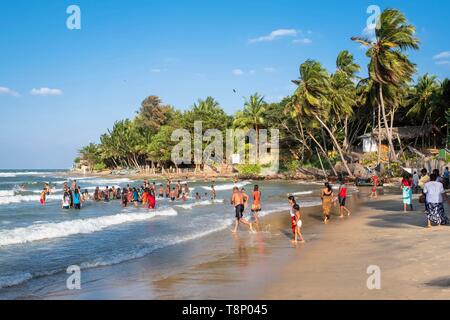 Sri Lanka, östlichen Provinz, Pottuvil, Arugam Bay Strand am Wochenende Stockfoto