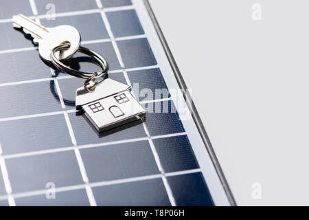 Ein Solarmodul mit Haus-Taste. Eco-house new Home Konzept Stockfoto
