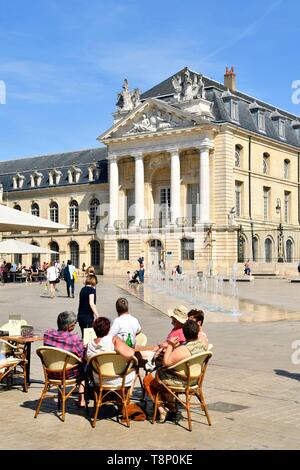 Frankreich, Cote d'Or, kulturellen Landschaft des Burgund Klimas als Weltkulturerbe von der UNESCO, Dijon, Brunnen auf der Place de la Libération (Liberation Square) vor dem Palast der Herzöge von Burgund, in dem sich das Rathaus und das Museum der Schönen Künste Stockfoto