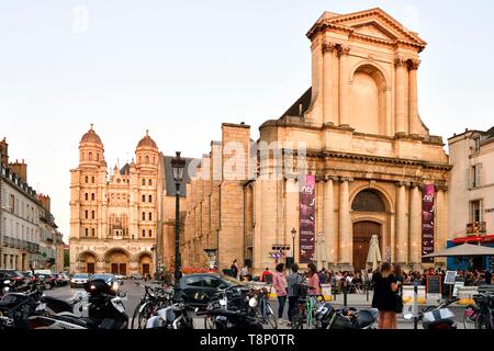 Frankreich, Cote d'Or, kulturellen Landschaft des Burgund Klimas als Weltkulturerbe von der UNESCO, Dijon, Place du Theatre, Saint Michel Kirche und Chambre et Bourse de Commerce (Handelskammer) Stockfoto