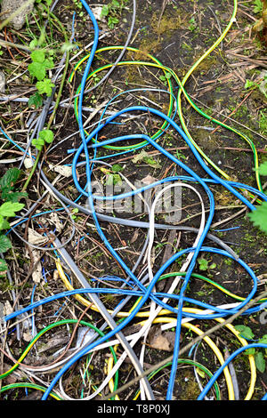 Fliegen gespitzt, Wurf, Kunststoff Isolierung von elektrischen Leitungen und Kabel abisoliert in der Landschaft gedumpten Stockfoto