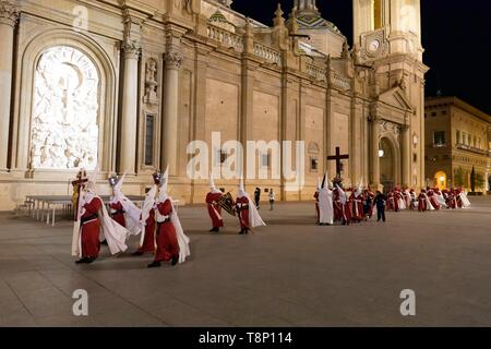 Spanien, Aragonien, Provinz Zaragoza, Zaragoza, der Semana Santa (Karwoche) feiern, Basilika de Nuestra Señora de Pilar im Hintergrund Stockfoto