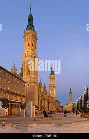 Spanien, Aragonien, Provinz Zaragoza, Zaragoza, Plaza del Pilar, die Basilika del Pilar (Unserer Lieben Frau von Pilar) und La Seo, San Salvador Dom im Hintergrund Stockfoto