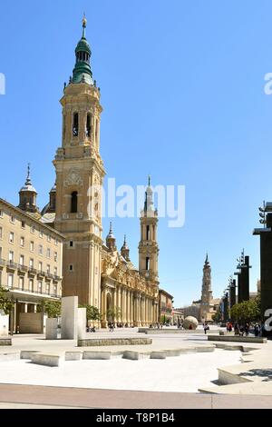 Spanien, Aragonien, Provinz Zaragoza, Zaragoza, Plaza del Pilar, die Basilika del Pilar (Unserer Lieben Frau von Pilar) und La Seo, San Salvador Dom im Hintergrund Stockfoto