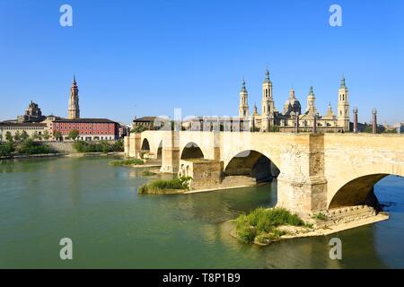 Spanien, Aragonien, Provinz Zaragoza, Zaragoza, La Seo (San Salvador Kathedrale), Basilika de Nuestra Señora de Pilar und die Puente de Piedra auf dem Ebro Fluss Stockfoto