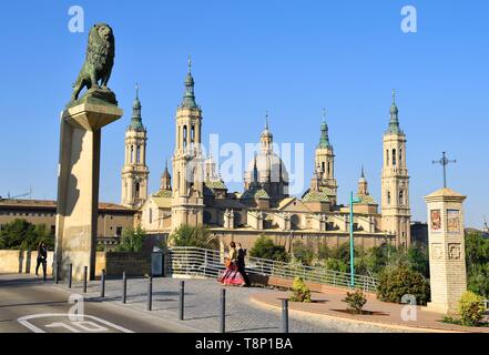 Spanien, Aragonien, Provinz Zaragoza, Zaragoza, Basilika de Nuestra Señora de Pilar und die Puente de Piedra auf dem Ebro Fluss Stockfoto