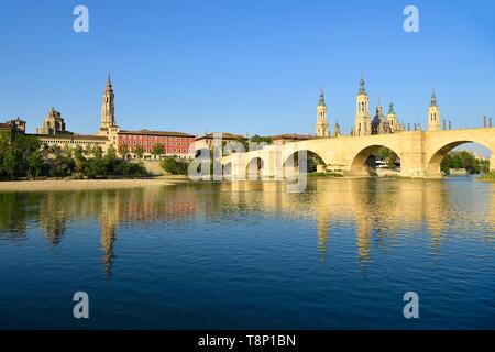 Spanien, Aragonien, Provinz Zaragoza, Zaragoza, La Seo (San Salvador Kathedrale), Basilika de Nuestra Señora de Pilar und die Puente de Piedra auf dem Ebro Fluss Stockfoto