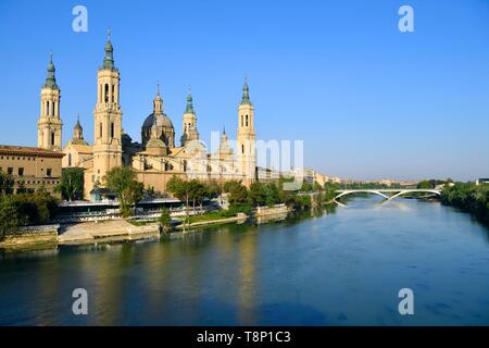 Spanien, Aragonien, Provinz Zaragoza, Zaragoza, Basilika de Nuestra Señora de Pilar und Ebro Stockfoto