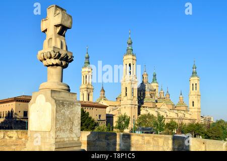 Spanien, Aragonien, Provinz Zaragoza, Zaragoza, Basilika de Nuestra Señora de Pilar und die Puente de Piedra auf dem Ebro Fluss Stockfoto