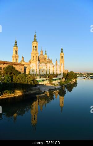 Spanien, Aragonien, Provinz Zaragoza, Zaragoza, Basilika de Nuestra Señora de Pilar und Ebro Stockfoto