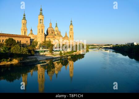 Spanien, Aragonien, Provinz Zaragoza, Zaragoza, Basilika de Nuestra Señora de Pilar und Ebro Stockfoto