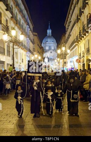 Spanien, Aragonien, Provinz Zaragoza, Zaragoza, religiöse schweben durch die Straßen durchgeführt wird, während der Semana Santa (Heilige Woche) feiern, Basilika de Nuestra Señora de Pilar im Hintergrund Stockfoto