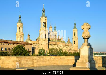 Spanien, Aragonien, Provinz Zaragoza, Zaragoza, Basilika de Nuestra Señora de Pilar und die Puente de Piedra auf dem Ebro Fluss Stockfoto