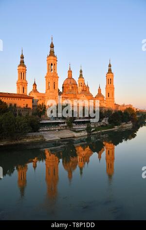 Spanien, Aragonien, Provinz Zaragoza, Zaragoza, Basilika de Nuestra Señora de Pilar und Ebro Stockfoto