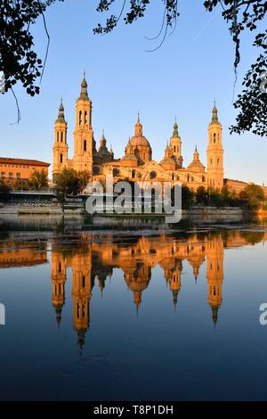 Spanien, Aragonien, Provinz Zaragoza, Zaragoza, Basilika de Nuestra Señora de Pilar und Ebro Stockfoto