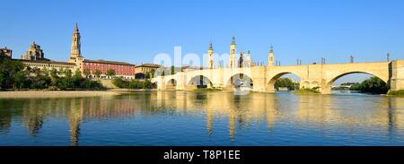 Spanien, Aragonien, Provinz Zaragoza, Zaragoza, La Seo (San Salvador Kathedrale), Basilika de Nuestra Señora de Pilar und die Puente de Piedra auf dem Ebro Fluss Stockfoto