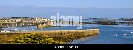 Frankreich, Finistere, Roscoff, Hafen mit der Uhrturm (1701) von Notre-Dame de Croaz Batz Kirche Stockfoto