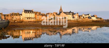 Frankreich, Finistere, Roscoff mit Clocktower (1701) der Kirche Notre-Dame de Croaz Batz Stockfoto