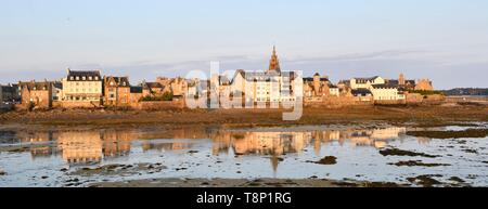 Frankreich, Finistere, Roscoff mit Clocktower (1701) der Kirche Notre-Dame de Croaz Batz Stockfoto