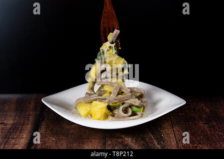 Platte von typischen Pizzoccheri bereit zu essen, Valtellina, Lombardei, Italien Stockfoto