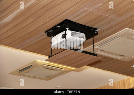 Projektor aufhängen an Tagungsraum Decke Stockfoto